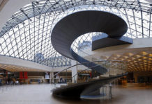 All Quiet in the Louvre