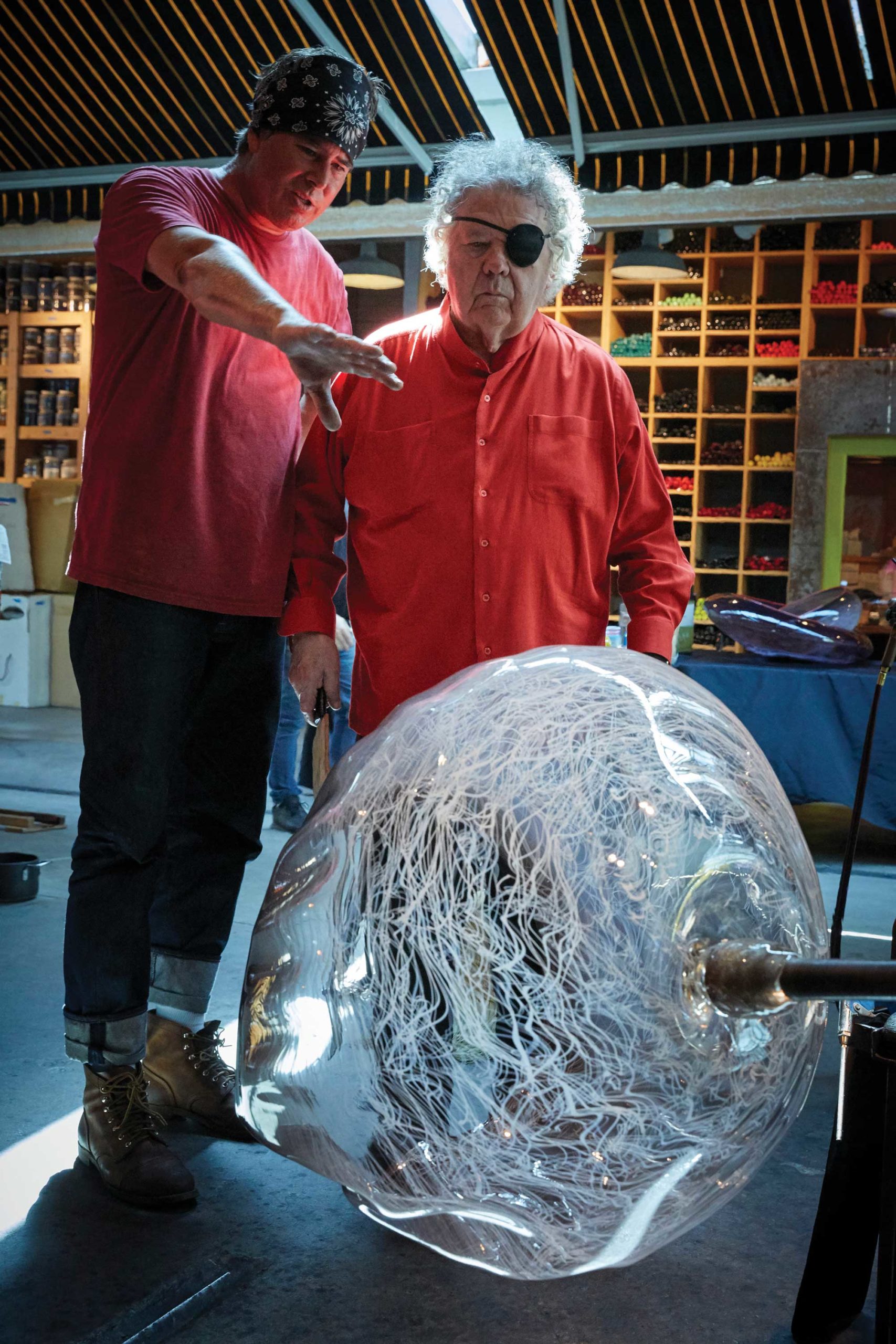 James Mongrain and Dale Chihuly discuss a Chihuly Merletto piece in the Boathouse’s hotshop, Seattle, 2019, photo: Scott Mitchell Leen © Chihuly Studio; all rights reserved