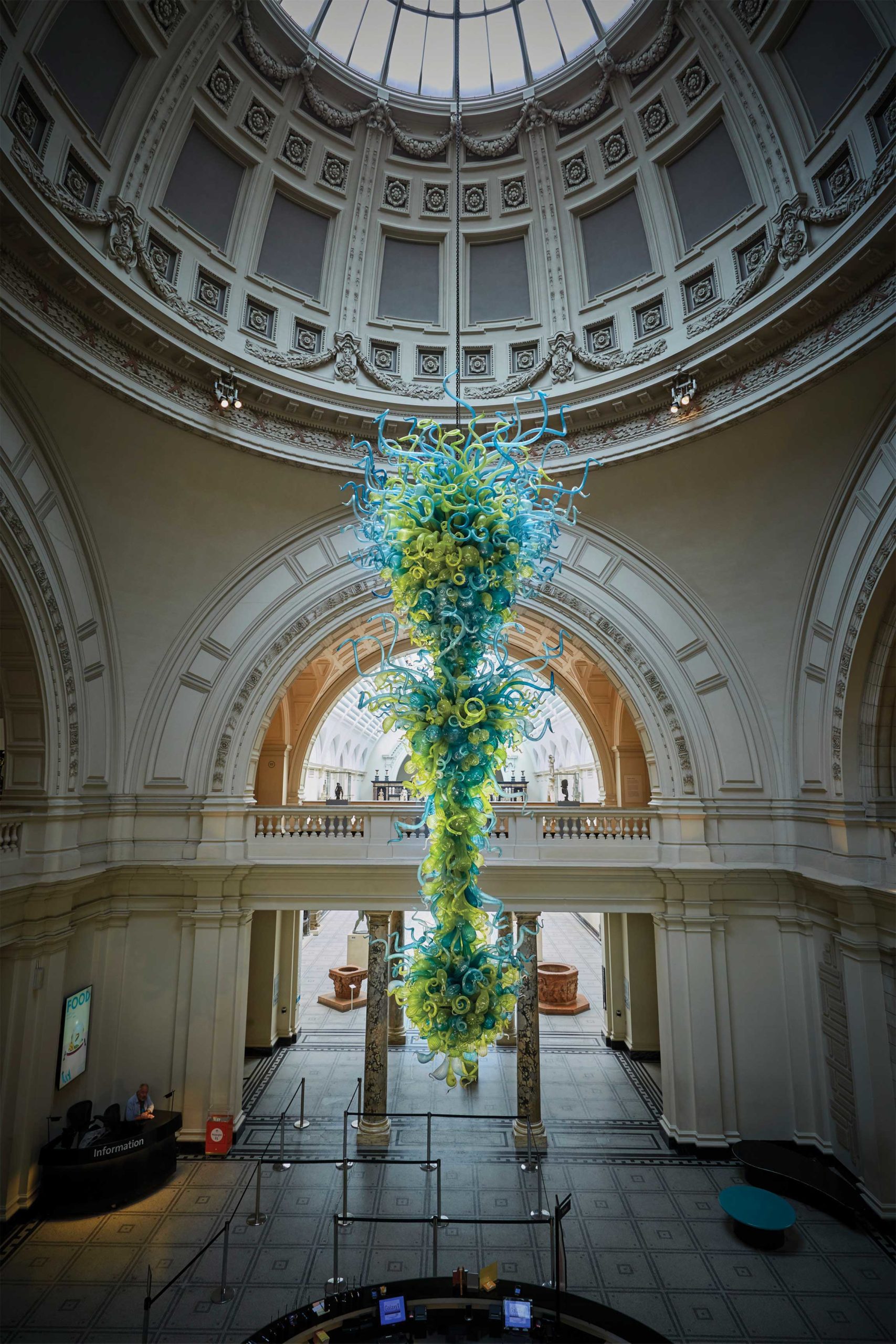 V&A Chandelier, 2001, Victoria and Albert Museum, London, photo: Scott Mitchell Leen © Chihuly Studio; all rights reserved