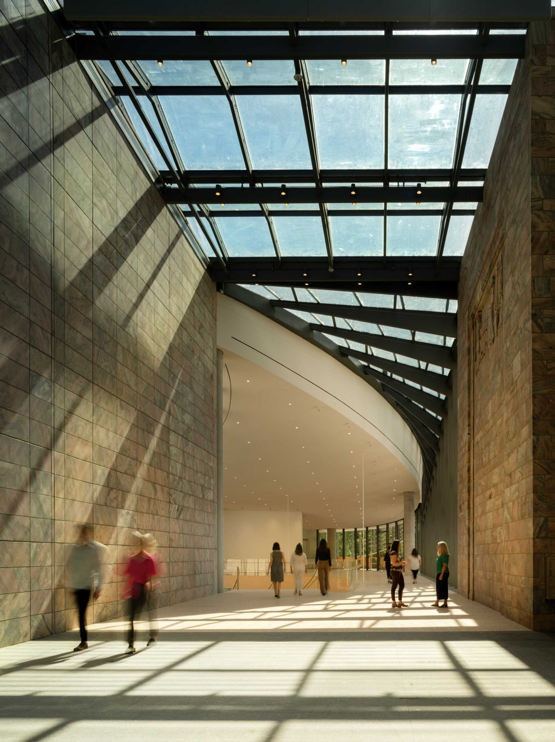 Interior view looking east toward the new connection with the Joslyn Art Museum’s Rhonda & Howard Hawks Pavilion, designed by Snøhetta, with the Suzanne & Walter Scott Pavilion (left), designed by Norman Foster, and the original 1931 Joslyn Building, designed by John and Alan McDonald. © Nic Lehoux, courtesy of the Joslyn Art Museum 